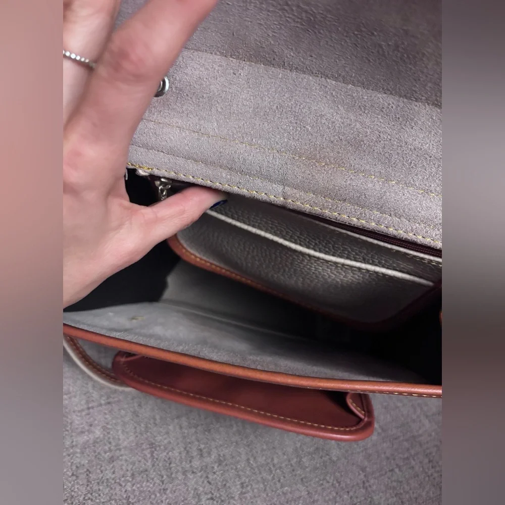 Vintage Dooney & Bourke all  weather leather  crossbody Bag🤩